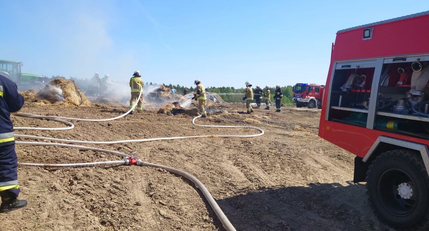 Pożar w miejscowości Sierosław. Palił się stóg słomy
