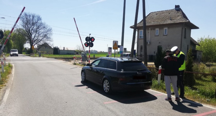 Przejazdy kolejowe w powiecie świeckim pod lupą policji. Funkcjonariusze apelują i ostrzegają