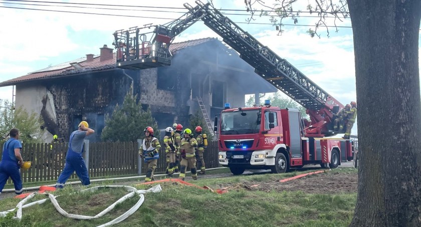 15 zastępów straży pożarnej walczyło z pożarem domu. Straty są bardzo duże [ZDJĘCIA]