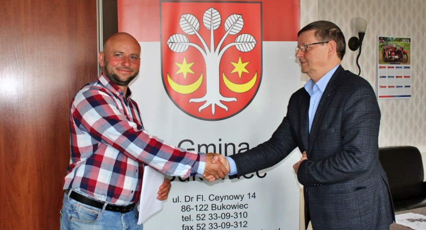Będzie modernizacja i rozbudowa sieci kanalizacyjnej w Budyniu. Wójt Licznerski podpisał umowę z wykonawcą zadania