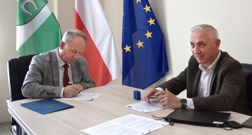Ma być bezpieczniej, jaśniej i oszczędniej. Burmistrz podpisał umowę