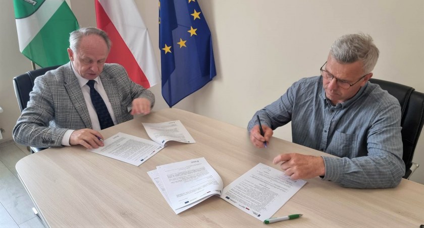 Przy Szkole Podstawowej w Pruszczu powstanie specjalna winda. Podpisana została umowa