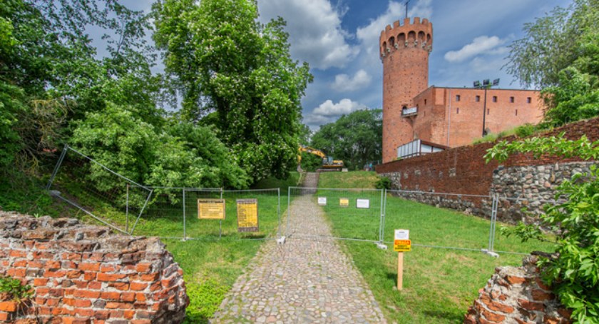 Prace związane ze wzmocnieniem wału rozpoczęte. Zamknięto przejście