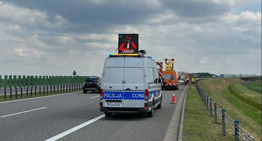 Groźne zdarzenie w powiecie świeckim. Kierująca uderzyła w bariery na autostradzie