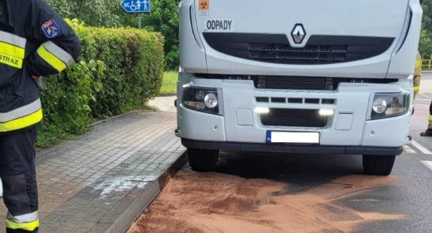 Z ciężarówki wyciekł olej. Konieczna była interwencja straży pożarnej