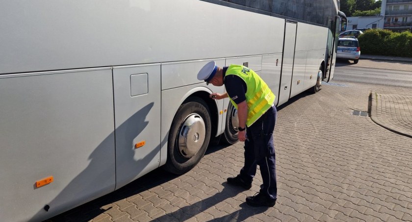 Policjanci ze Świecia sprawdzają autokary przed wyjazdami. Jak zgłosić kontrolę?