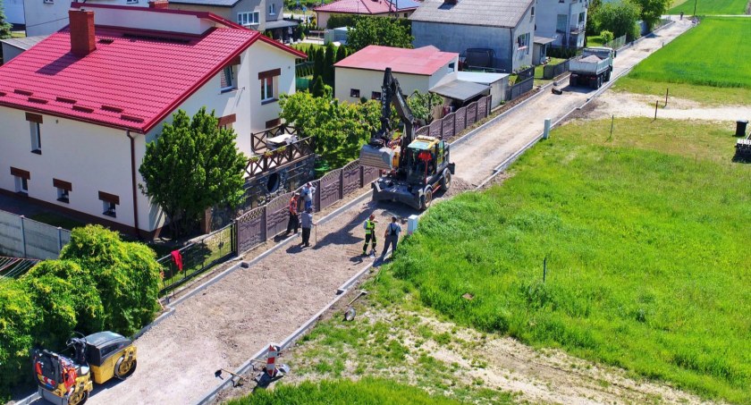 Rozpoczęły się prace przy budowie kolejnych dróg w gminie Bukowiec. Przedstawiamy aktualne informacje