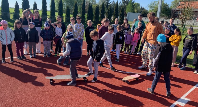 W Lipinkach promują zdrowy i sportowy tryb życia. Do szkoły przybyli specjalni goście [ZDJĘCIA]
