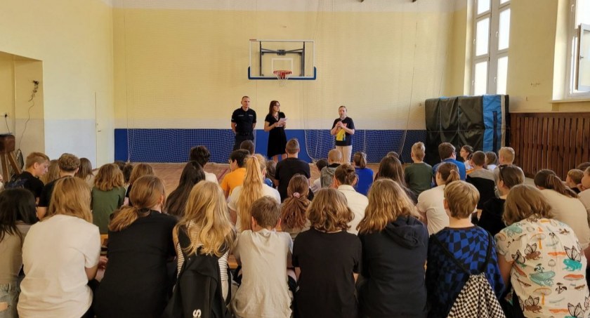 Policja i sanepid w szkole. Przestrzegano uczniów