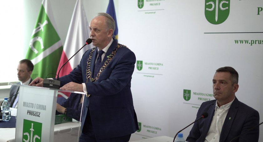 Burmistrz Pruszcza z wotum zaufania i absolutorium. Podajemy wyniki głosowania