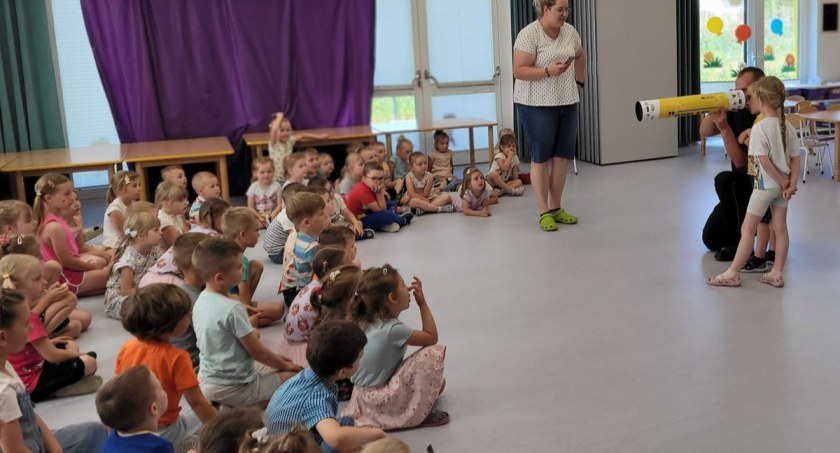Mundurowi ze Świecia z wizytą u przedszkolaków. Poruszono temat bezpieczeństwa