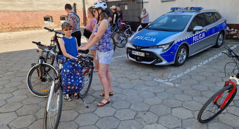 Policjanci znakują rowery. To jeden ze sposobów przeciwko kradzieżom jednośladów 