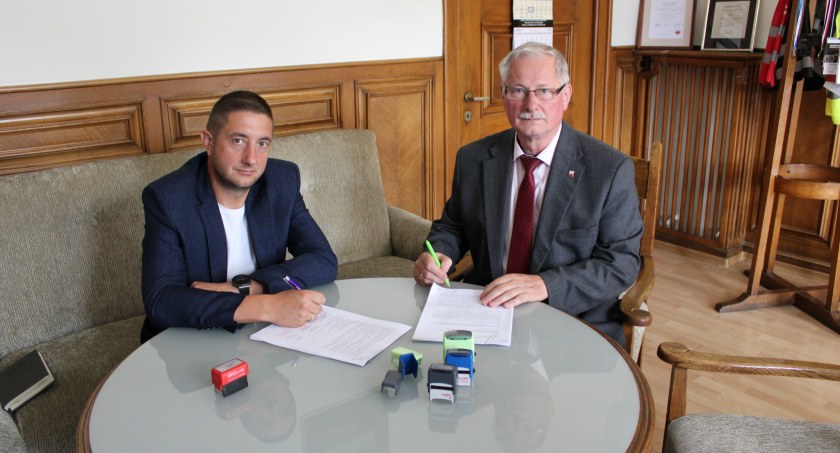 Burmistrz podpisał umowę na budowę drogi. Prace mają potrwać dwa miesiące