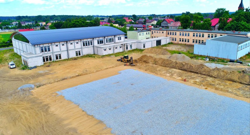 Budowa kompleksu sportowego przy szkole podstawowej w Bukowcu z zagospodarowaniem terenu i instalacją fotowoltaiczną. Aktualne informacje o inwestycji