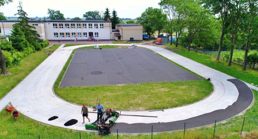 Inwestycje w Różannie. Powstaje kompleks sportowo-turystyczny przy szkole podstawowej, trwa remont świetlicy wiejskiej