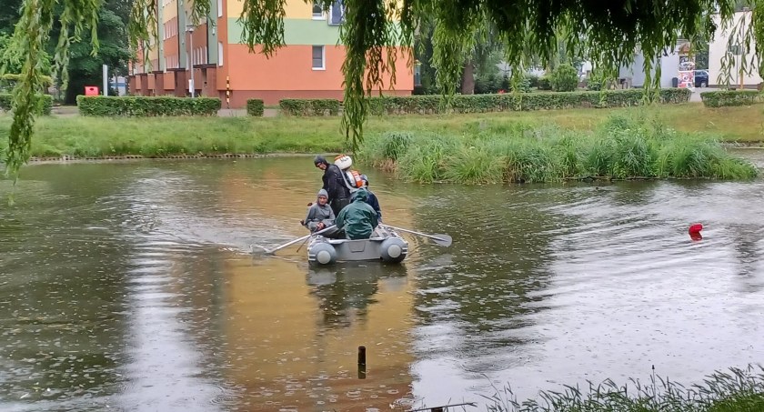Do wód Małego Blankusza trafił specjalny środek. Ma to chronić przed sinicami