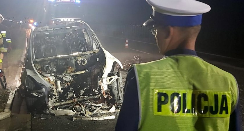 Płonący samochód na autostradzie. Policjanci mówią jak zachować się w takich sytuacjach