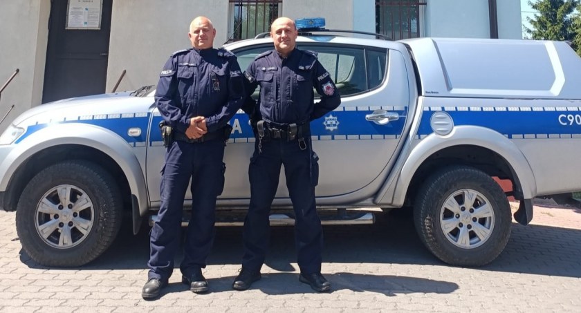 Mężczyznę zaatakował rój os. Z pomocą ruszyli policjanci