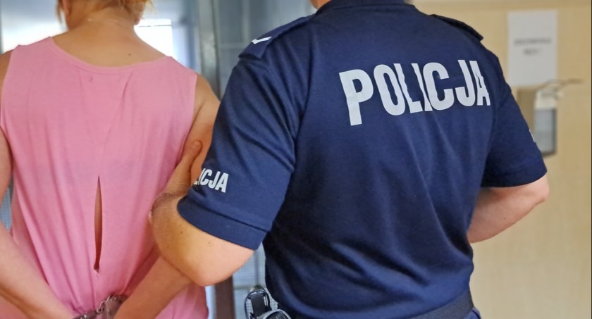 Wjechała na prywatną posesję i uderzyła w samochód. Miała ponad dwa promile