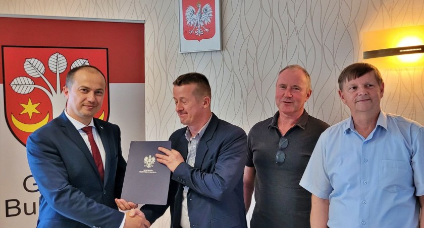 Dotacja dla Gminnej Spółki Wodnej w Bukowcu. Umowę przekazał wicewojewoda Radosław Kempinski