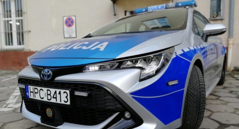 Jechał motorowerem całą szerokością drogi. Miał blisko trzy promile