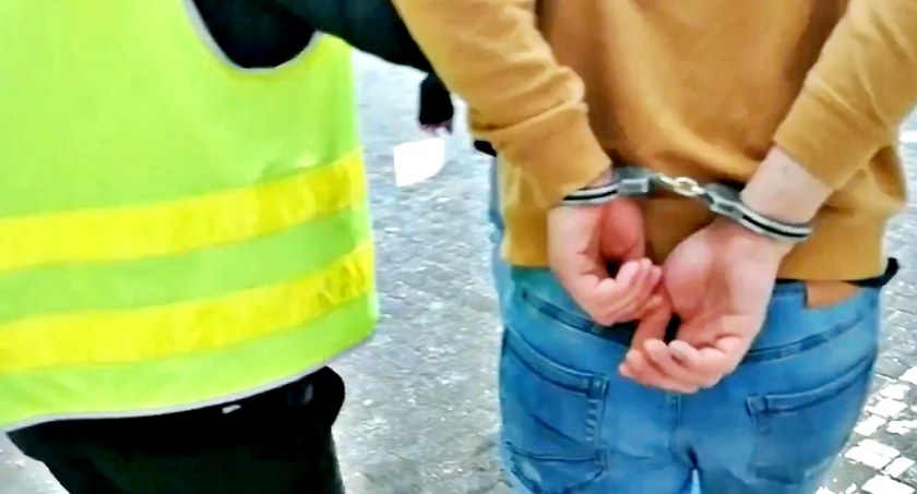 Był poszukiwany listem gończym. Policjanci złapali go jak wychodził z pracy