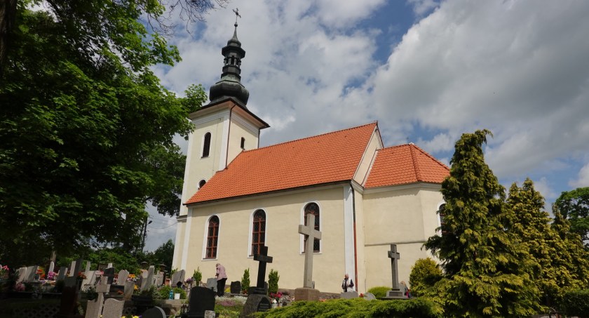 Kościół w Bzowie wpisany do rejestru zabytków. Został wzniesiony w 1768 roku