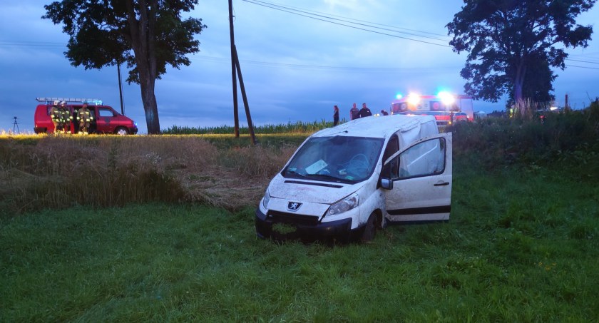 Samochód wypadł na łuku drogi. Konieczna była pomoc służb