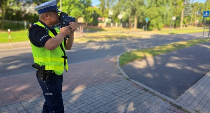 Pędził 103 km/h w obszarze zabudowanym. Jaka kara spotkała 27-latka?