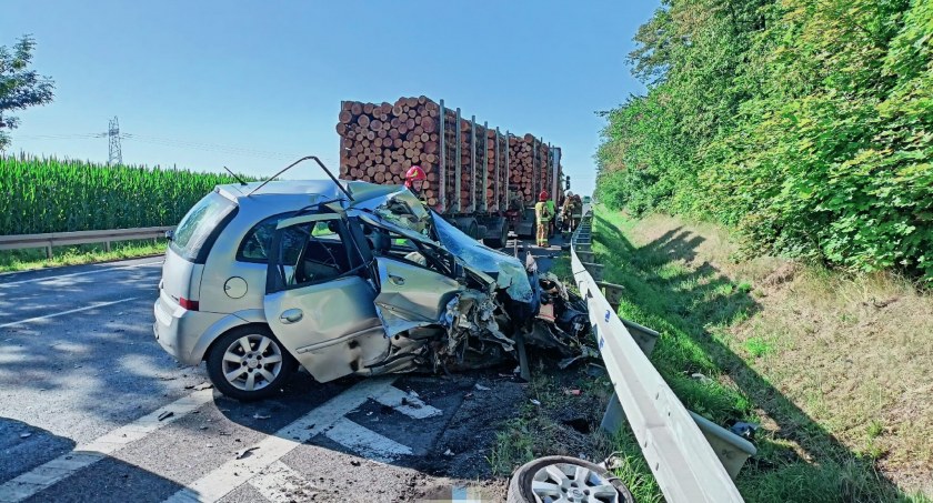 Wypadek na DK91. Samochód osobowy zderzył się z ciężarówką