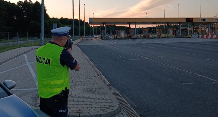 Kierowcy pędzą przez bramki na autostradzie A1. Policja prowadzi kontrole