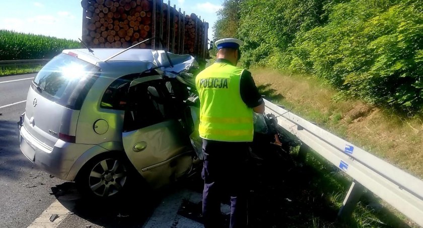 Poważny wypadek na DK91. Kierowca zasnął podczas prowadzenia pojazdu