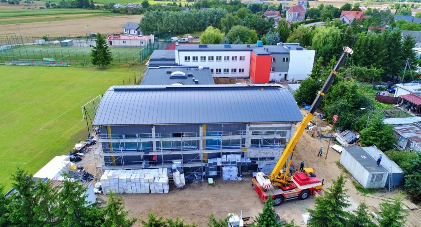 W szybkim tempie postępuje rozbudowa szkoły w Przysiersku. Informujemy, na jakim etapie są roboty budowlane