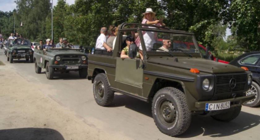 Zlot pojazdów militarnych, zabytkowych i pożarniczych w Świekatowie. Organizatorzy podali datę i program