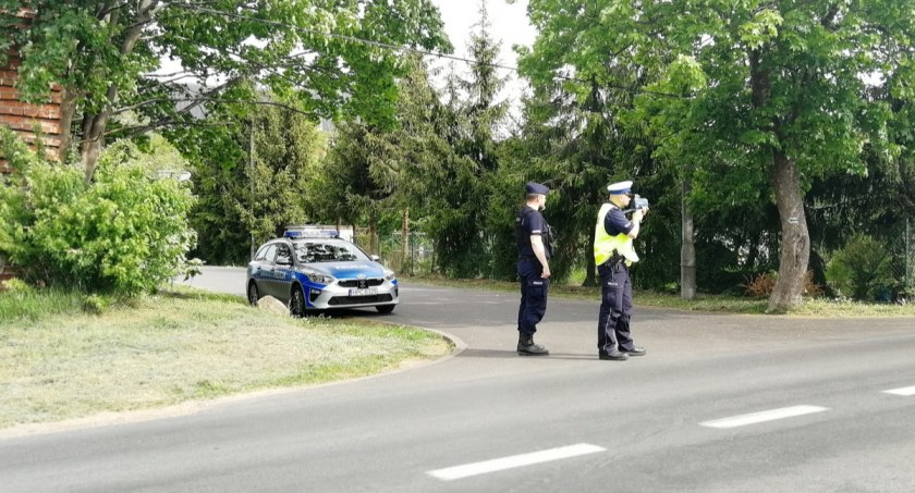 Porsche pędziło ulicami Świecia. Mężczyznę zatrzymali policjanci