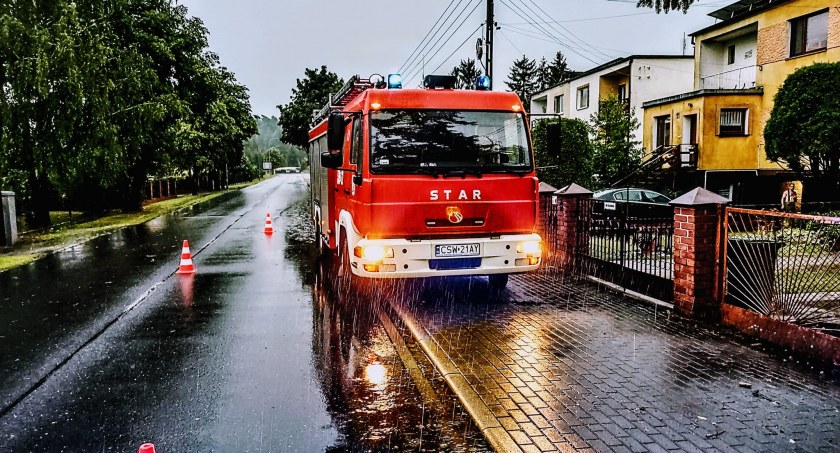 Front burzowy nad gminą Osie. Strażacy mieli sporo pracy