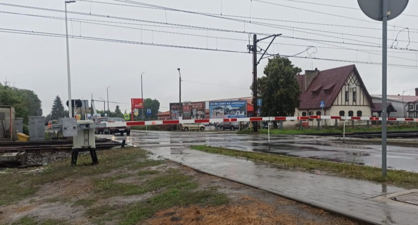 Przejazd w Pruszczu pod lupą służb. Mundurowi rozmawiali z kierowcami