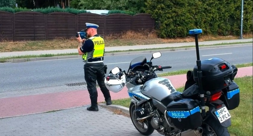 Motocyklowe patrole na drogach powiatu świeckiego. Policjanci wystosowali apel 