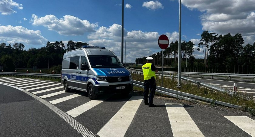 Policjanci kontrolowali prędkość. Funkcjonariusze podali dane