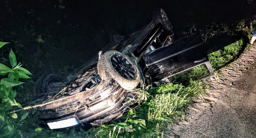 Dachowanie w miejscowości Żur. Auto wylądowało w rowie
