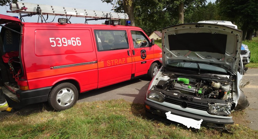 Kierowca zahaczył samochodem o drzewo. Został przewieziony do szpitala