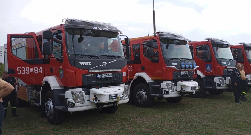Przekazanie wozów bojowych. OSP Miedzno ma nowe volvo