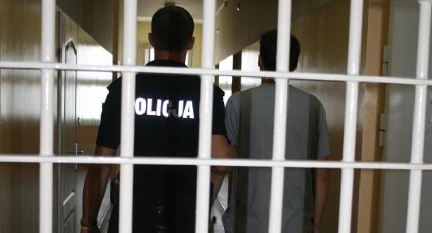 Miał sądowy zakaz prowadzenia pojazdów, był pod wpływem amfetaminy. Pasażer też miał coś na sumieniu