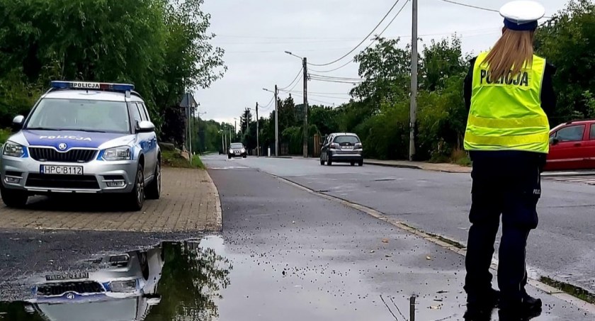 Opady deszczu. Policjanci ze Świecia apelują do kierujących pojazdami, pieszych i rowerzystów o rozwagę 