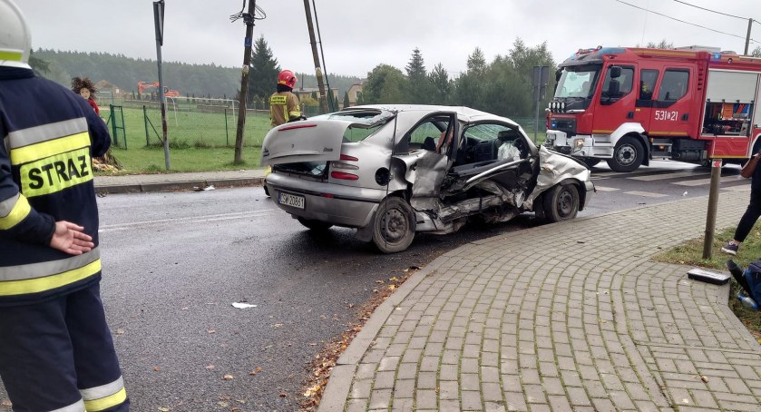 Wypadek w gminie Lniano. Pasażerka jednego z aut trafiła do szpitala