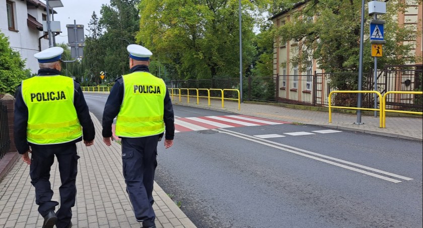 Policyjne kontrole przy szkołach. Sprawdzane jest oznakowanie