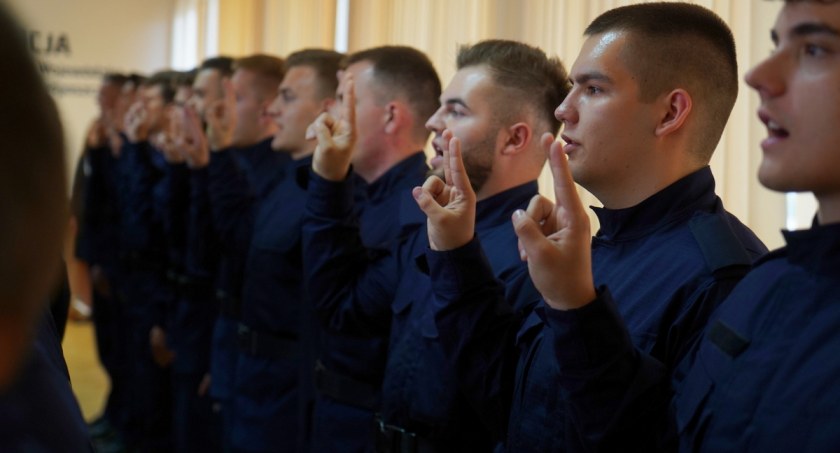 Nowo przyjęci policjanci złożyli ślubowanie. Przyrzekli wiernie służyć narodowi [ZDJĘCIA] 