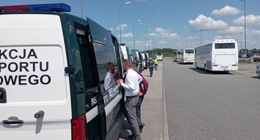 Kontrole autokarów i pojazdów ciężarowych. Inspektorzy podsumowali wakacje
