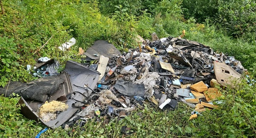 Nielegalne wysypisko śmieci w lesie. Poszukiwany jest sprawca