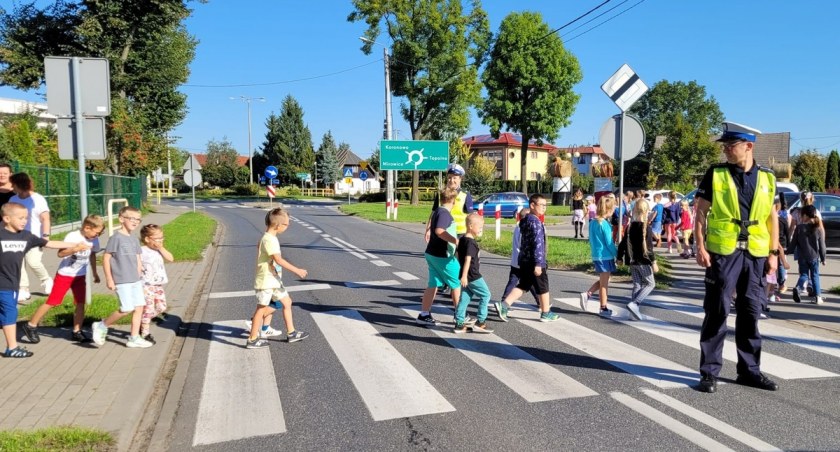 Bezpieczna droga do szkoły z policjantami. Tak było w Pruszczu [ZDJĘCIA]